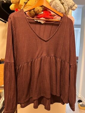 SO Ribbed V-Neck Long Sleeve Peplum Top in Brown